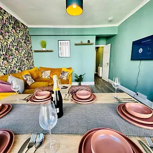 https://good-vibe-only-2-mins-to-beach-i-sleep-9-guests.brighton-hotels-england.com